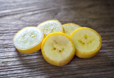 ahşap üzerine muz dilimi