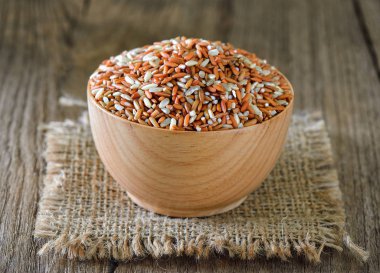 Kahverengi pirinç tohumu kase