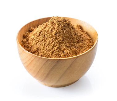 Beyaz zemin üzerine tahta kaşık toz tarçın