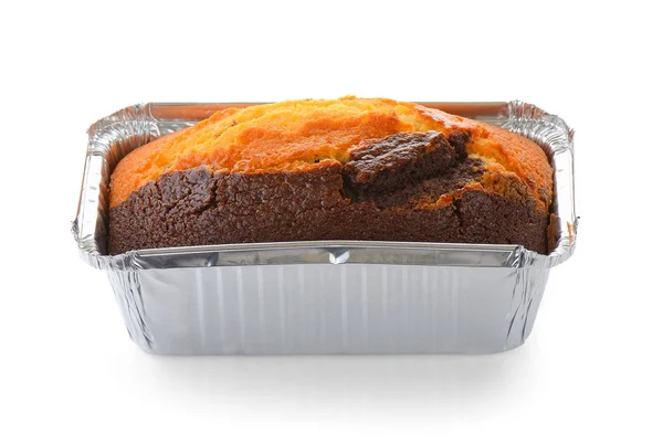 Gâteau au chocolat en boîte ovale en papier d'aluminium isolé sur fond blanc — Photo