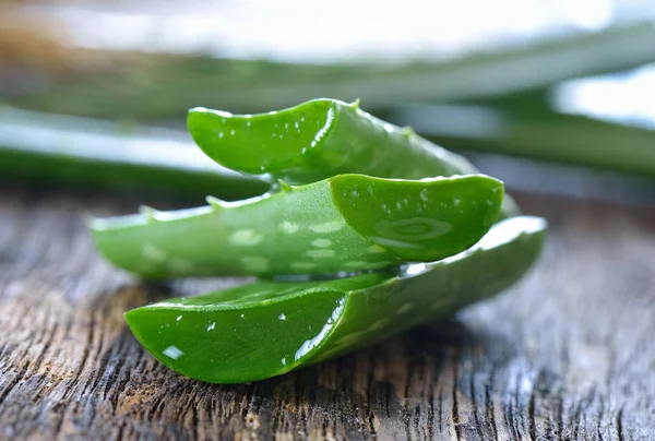 Aloe vera na dřevěné — Stock fotografie