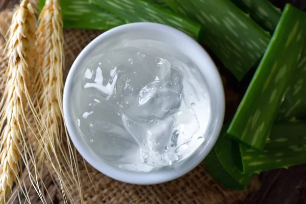 Gel di aloe vera in ciotola con su tavolo di legno — Foto Stock