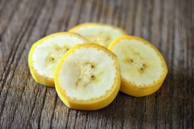 ahşap üzerine muz dilimi