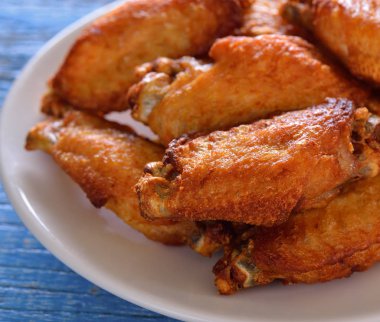 Tabakta kızarmış tavuk.