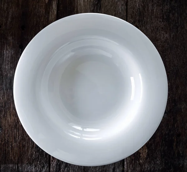 Pusty biały talerz na drewniane — Zdjęcie stockowe