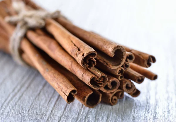 Canela sobre madera blanca — Foto de Stock