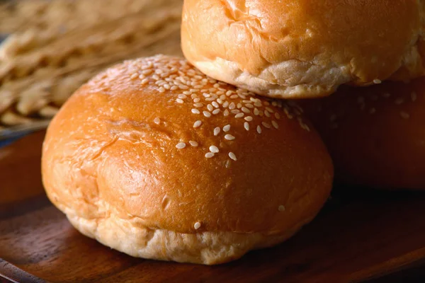 Brot im Holzteller — Stockfoto