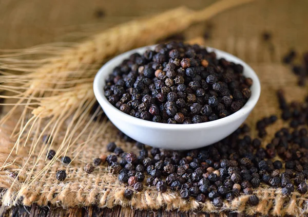 Pimenta preta em pó na mesa — Fotografia de Stock