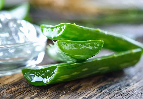 Aloe Vera folhas no fundo de madeira — Fotografia de Stock