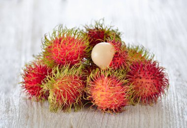 Ahşap üzerine taze rambutans