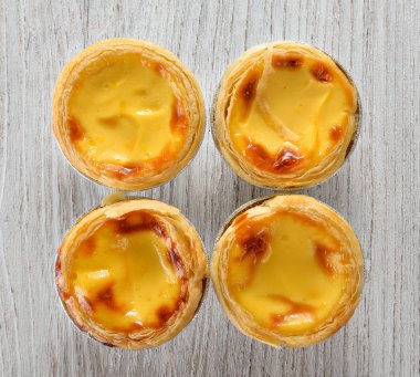 ahşap üzerine yumurta tart