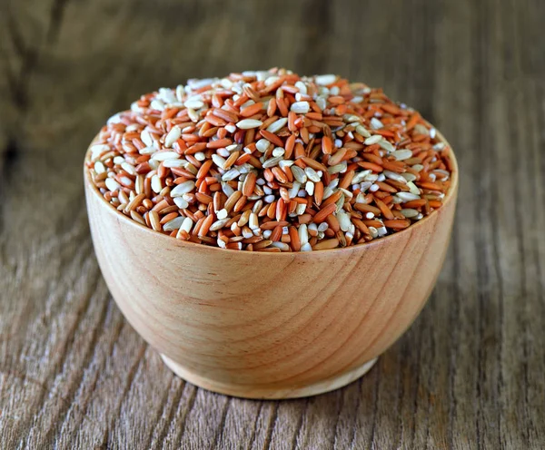 Коричневое семя риса в миске — стоковое фото