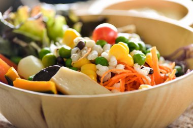 Tahta masada sebzeli bir kase salata