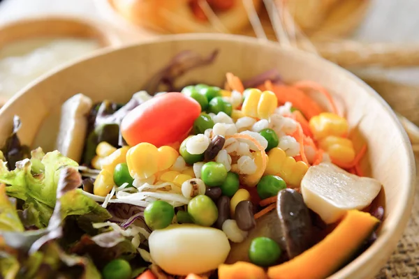 나무 식탁 위에 야채와 함께 한 접시 의 샐러드 — 스톡 사진
