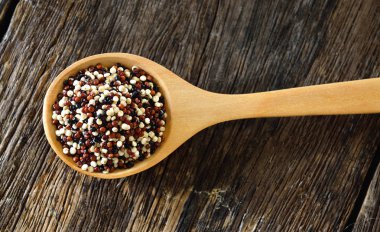 Tahta kaşık Quinoa tohumları