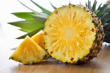 ahşap arka plan üzerine dilimlenmiş ananas