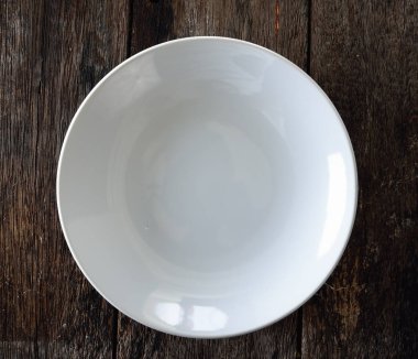 Boş beyaz plaka üzerinde ahşap