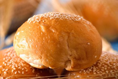 ahşap tabak içinde ekmek