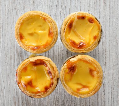 ahşap üzerine yumurta tart