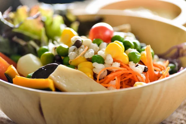 Tahta masada sebzeli bir kase salata