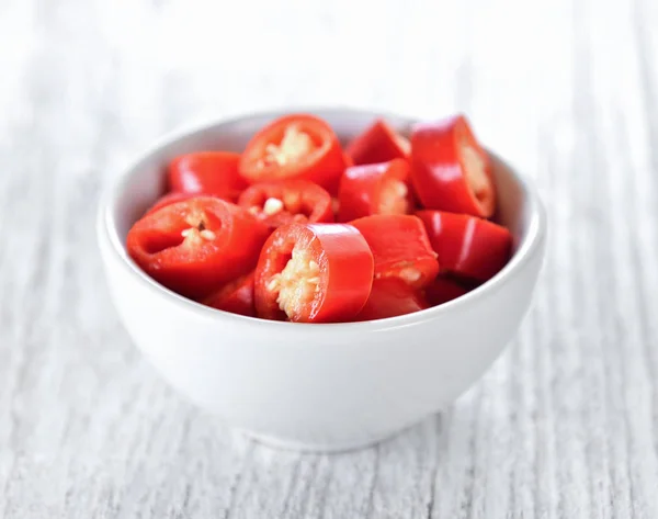 Chilischeibe Einer Tasse Auf Holz — Stockfoto