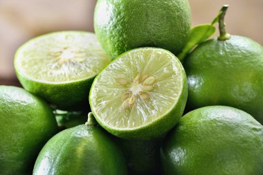 Sepet içinde taze limes