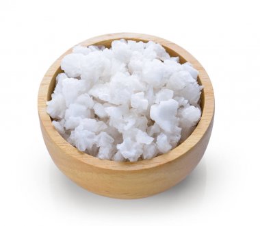 Beyaz arka plan üzerinde ahşap kupada tuz