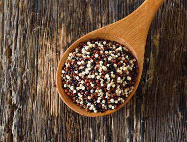 Tahta kaşık Quinoa tohumları