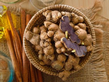 Tablo üzerinde siyah galingale