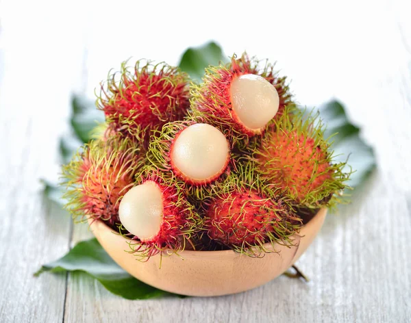 Rambutan Freschi Ciotola Legno — Foto Stock