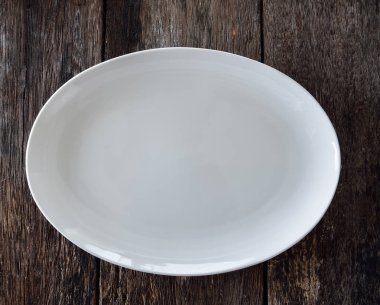 Boş beyaz plaka üzerinde ahşap