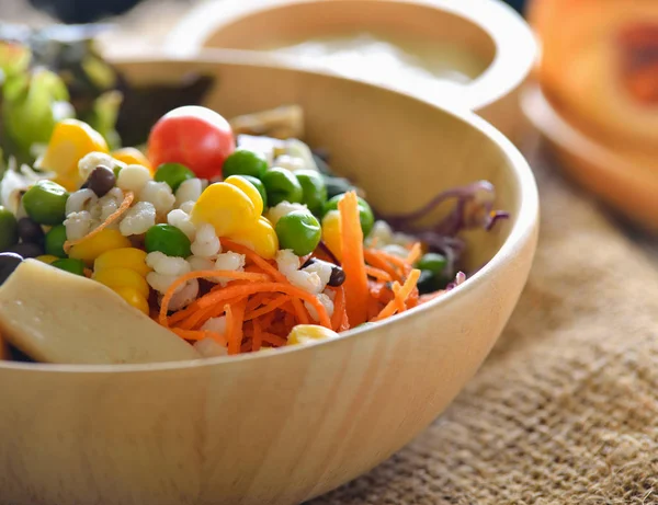 Salade Légumes Sur Table Bois — Photo