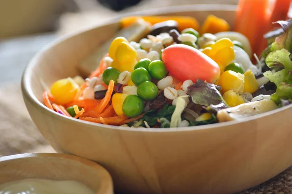 Salada Com Legumes Mesa Madeira — Fotografia de Stock