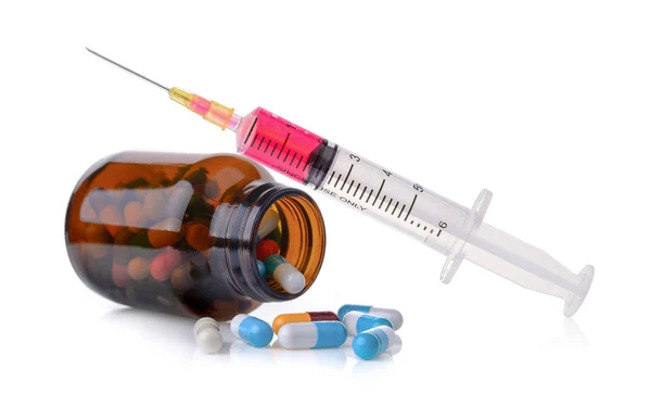 Χάπι Και Μπουκάλι Και Πλαστικών Συρίγγων Που Απομονώνονται Λευκό Φόντο — Φωτογραφία Αρχείου