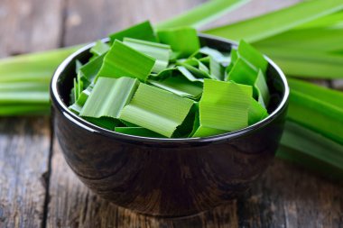 Ahşap üzerine bir fincan Pandan yaprak