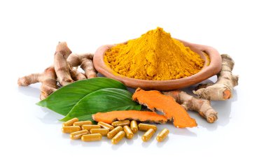 Zerdeçal tozu ve beyaz arka plan üzerinde zerdeçal kapsül