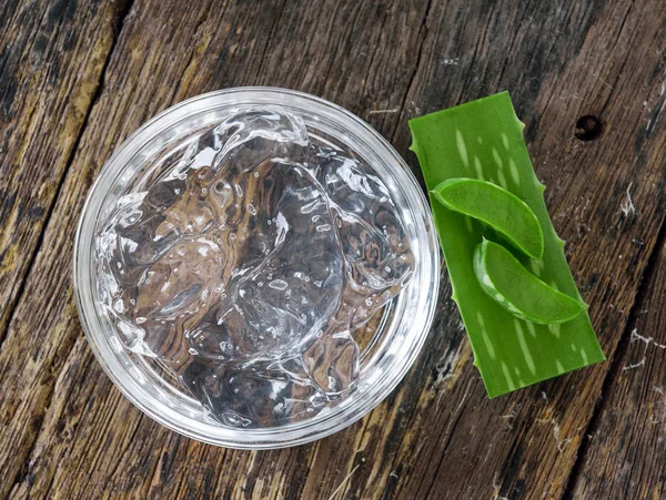 Aloë vera gel in schaal met op houten tafel — Stockfoto