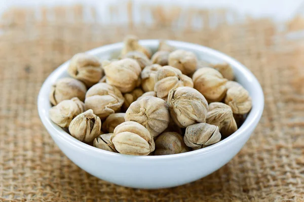 Cardamomo em uma tigela — Fotografia de Stock