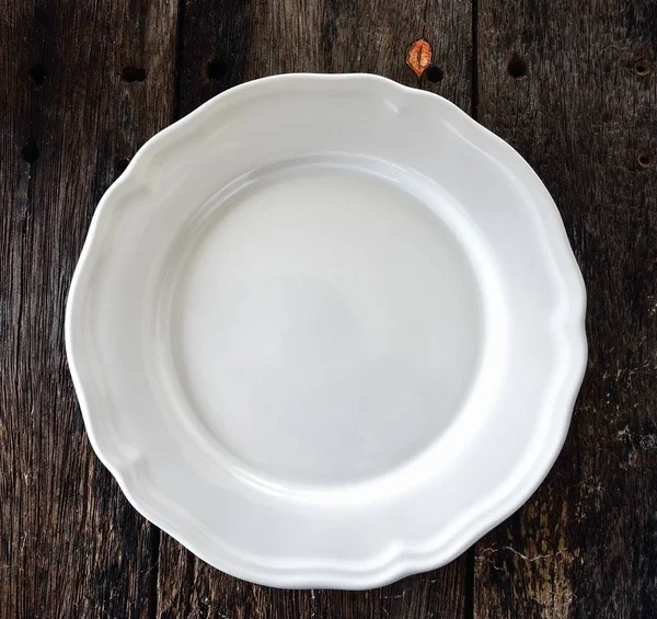 Pusty biały talerz na drewniane — Zdjęcie stockowe