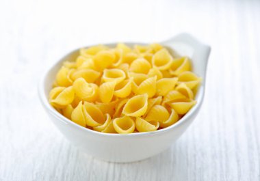 Beyaz masa üzerinde bir kapta makarna