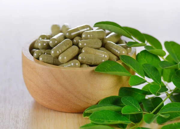 Moringa leaves and capsules (Herbs for health) — Stock Photo, Image