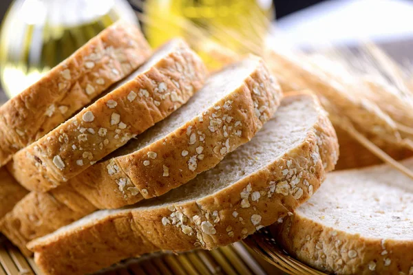 Seluruh irisan roti gandum di atas meja — Stok Foto
