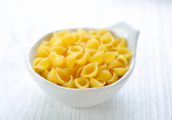 Pasta en un tazón sobre una mesa blanca —  Fotos de Stock