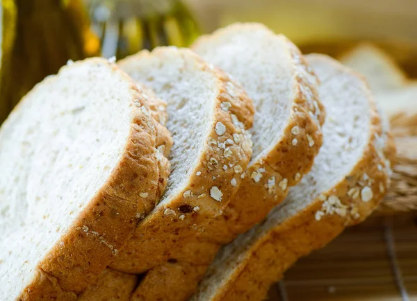Seluruh irisan roti gandum di atas meja — Stok Foto