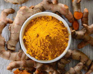 Zerdeçal tozu üzerinde ahşap beyaz Kupası 