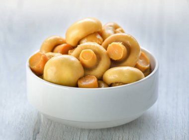 Bütün champignon mantar salamura