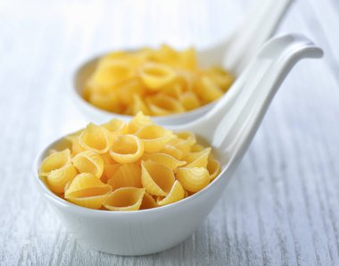 Beyaz masa üzerinde bir kapta makarna