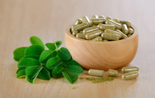 Folhas e cápsulas de moringa (ervas para a saúde) — Fotografia de Stock