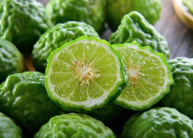 Bergamot ahşap masa arka plan üzerinde