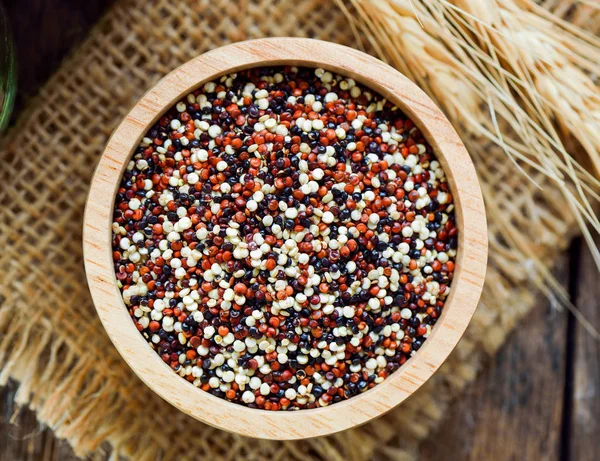 Quinoa seeds in bowl — Stock Photo, Image